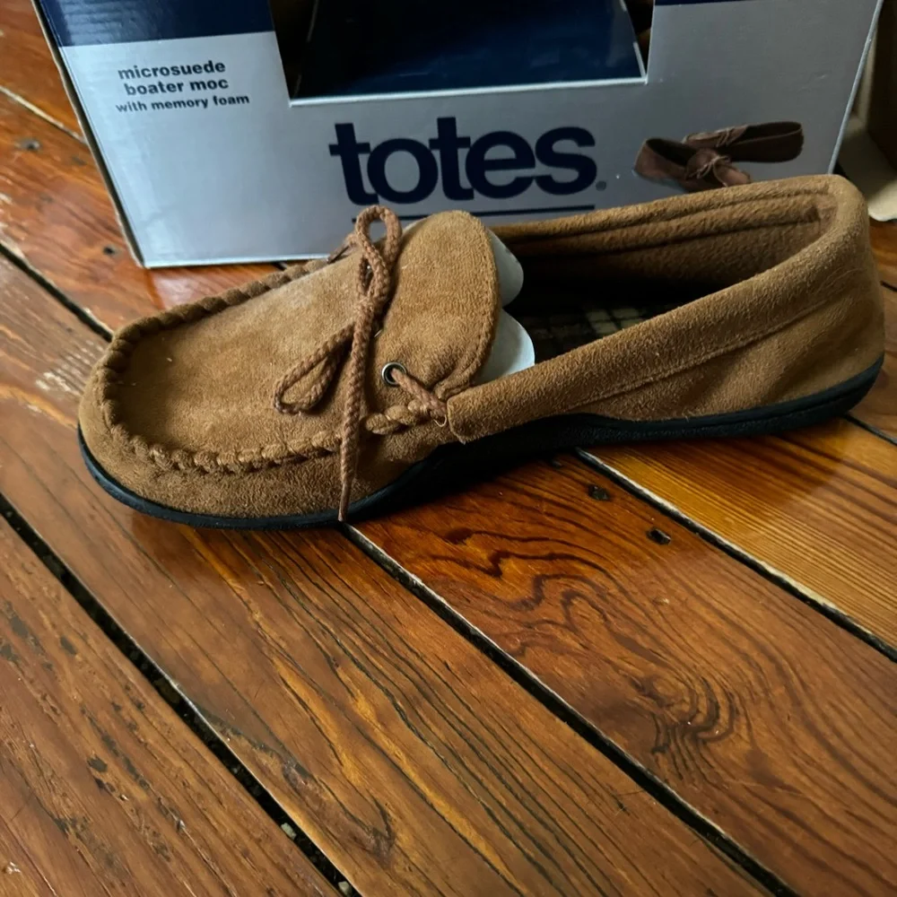 Totes Men’s Cognac Slippers with Memory Foam Size XL 11-12 Indoor/Outdoor Sole